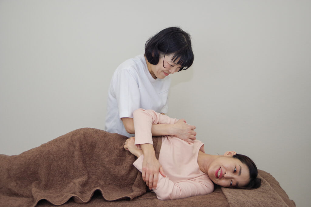 肩甲骨の動きを出す横向きで受ける整体。