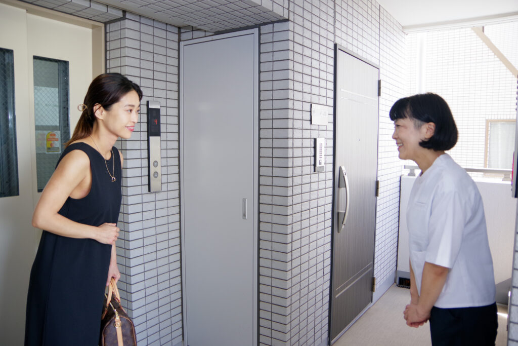 エレベーターホールでお出迎えする画像