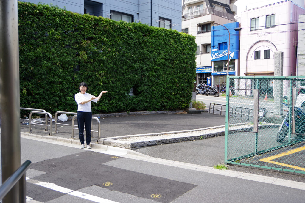 大江戸線・牛込柳町駅西口で地上に出たところで大久保通りへ出る