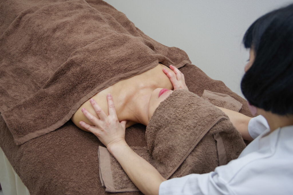 デコルテの施術を受けている